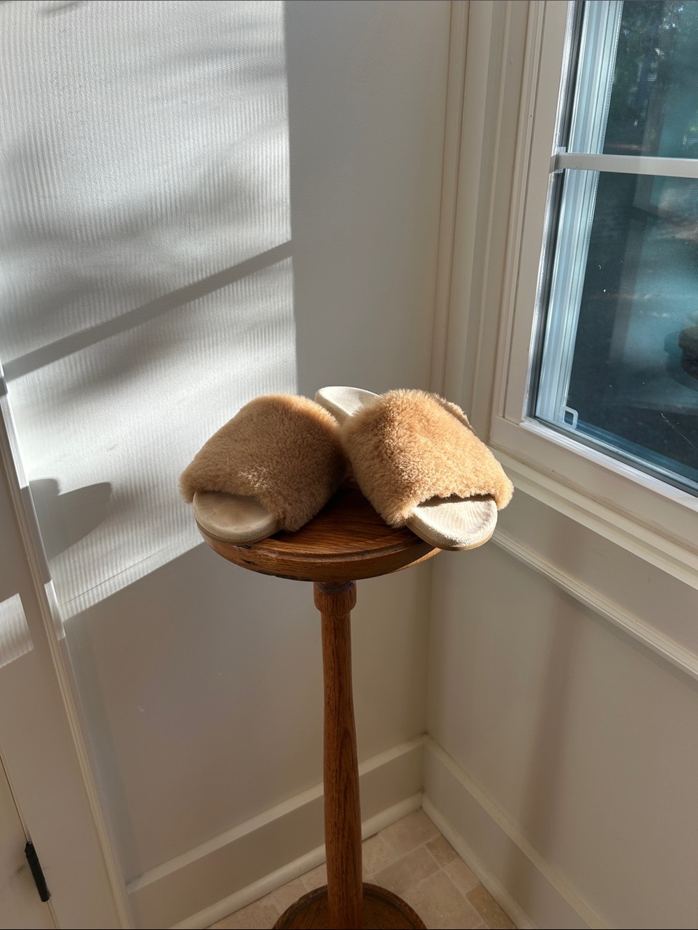 Jenni Kayne Cozy Faux-Fur Slide Slippers in Tan